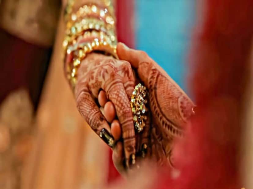 চোখের জলে ভেসে বাবা তাঁর মেয়েকে বলেন, &quot;তুমি যেখানেই যাও সবাইকে প্রচুর ভালবাসা দেবে। আমি তোমায় দান করব না, কারণ তুমি দাতব্য না।তোমাকে তোমার জীবনকে অন্য এক ভালোবাসার বন্ধনে বেঁধে ফেলতে হবে, তবে মনে রেখো, বাবা যতই গরীব হোক না কেন, বাবাই রাজা।&quot; প্রতীকী ছবি।