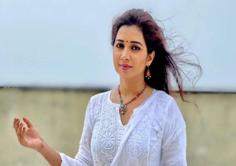 শ্রেয়া ঘোষালের জন্ম ১২ মার্চ ১৯৮৪ সালে পশ্চিমবঙ্গের মুর্শিদাবাদ জেলার একটি বাঙালি পরিবারে। তবে শৈশব কেটেছে রাজস্থানের কোটা শহরে, কারণ তাঁর বাবা বিশ্বজিত ঘোষাল ছিলেন একটি পরমাণু শক্তি কেন্দ্রে ইঞ্জিনিয়ার। তাঁর মা শর্মিষ্ঠা ঘোষাল একজন গৃহিণী এবং শাস্ত্রীয় সঙ্গীতের অনুরাগী।