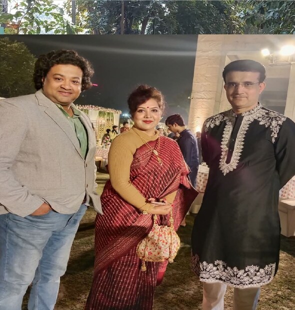 জমকালো অনুষ্ঠানে উপস্থিত ছিলেন গঙ্গোপাধ্যায় পরিবারের আত্মীয়-স্বজন। এদিন সৌরভ কালো পাঞ্জাবি ও কালো শালে ধরা দেন। কালো পাঞ্জাবিতে সাদা রঙের নকশা করা কাজ। আর শালে গোল্ডেন নকশার কাজ। 