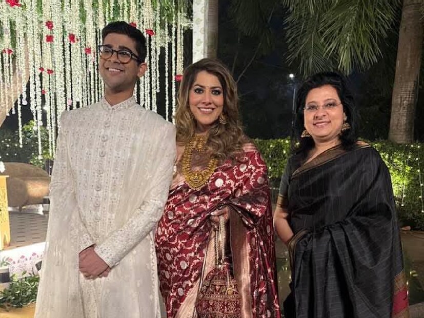 সৌরভের পোশাকের সঙ্গে তাল মিলিয়ে সানা এবং ডোনাও কালো রঙের পোশাক পরেছিলেন। তিনজনেই এদিন দেদার ছবি তোলেন। খোশমেজাজে দেখা যায় দাদাকে।