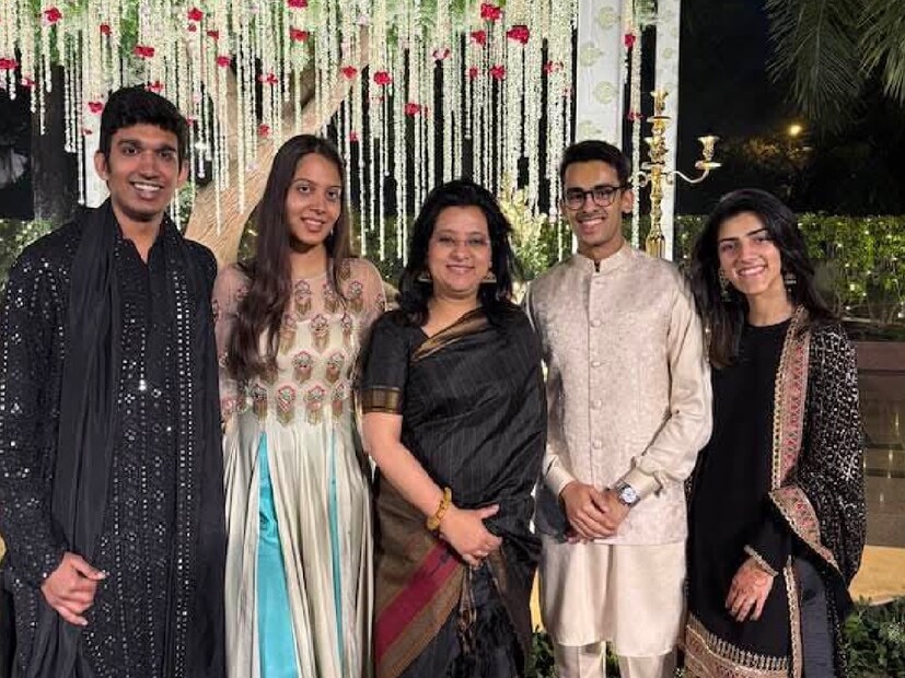 এর আগে স্নেহার মা মোম ইনস্টা পোস্টে জানিয়েছিলেন, মেয়ের জীবনে সদ্য একজন এসেছেন। আর দুজনকে একসঙ্গে দেখে তিনি যে বেশ খুশি সেটাও জানিয়েছিলেন তিনি। সোশ্যাল মিডিয়ায় মেয়ে ও তাঁর প্রেমিকের ছবি শেয়ার করেন মোম। বেশ একটা রোম্যান্টিক মেজাজে স্নেহা ও তাঁর প্রেমিককে দেখা গিয়েছিল।