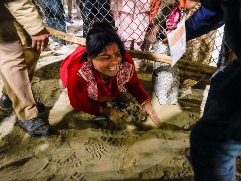 বুধবার প্রয়াগরাজে বিশৃঙ্খলা ও পদপৃষ্ট হয়েছিল এবং সেই ভিড়ের মধ্যে মূর্তি শুধু নিজেকে নিয়ন্ত্রণ করেননি, দুই মহিলার জীবনও বাঁচিয়েছিলেন।