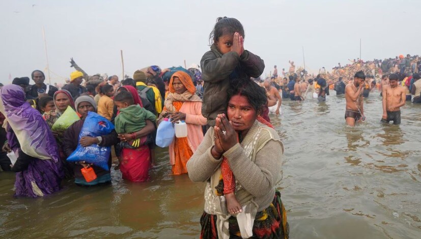 এই বিশৃঙ্খলার মধ্যে, মূর্তিটির চোখ ভিড়ের মধ্যে পড়ে থাকা দুই মহিলার উপর পড়ে। পরিস্থিতি এতটাই খারাপ ছিল যে লোকেরা তাদের উপর দিয়ে যাচ্ছিল - না তাকিয়ে, না থেমে।