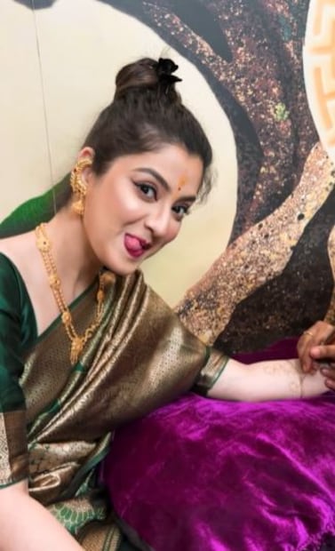 এবার সেই দিন এলেই গেল৷ বিয়ের জন্য প্রস্তুতি চলছে৷ গতকাল হয়েছিল  শ্বেতার বাড়ির আইবুড়ো ভাত৷ এবার বিয়ের অন্যান্য আচর পালন চলছে৷ তার মধ্যেই হাতে মেহেন্দি পরলেন শ্বেতা৷ 