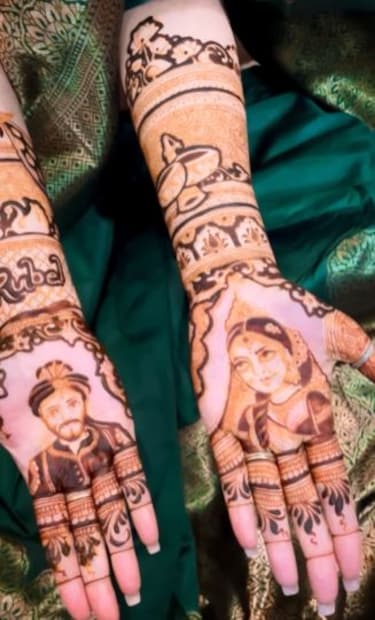 ফর্সা দু’হাতে দু’জনের মুখ জ্বলজ্বল করছে৷ যা দেখে নেটিজেনরা খুবই খুশি৷ 