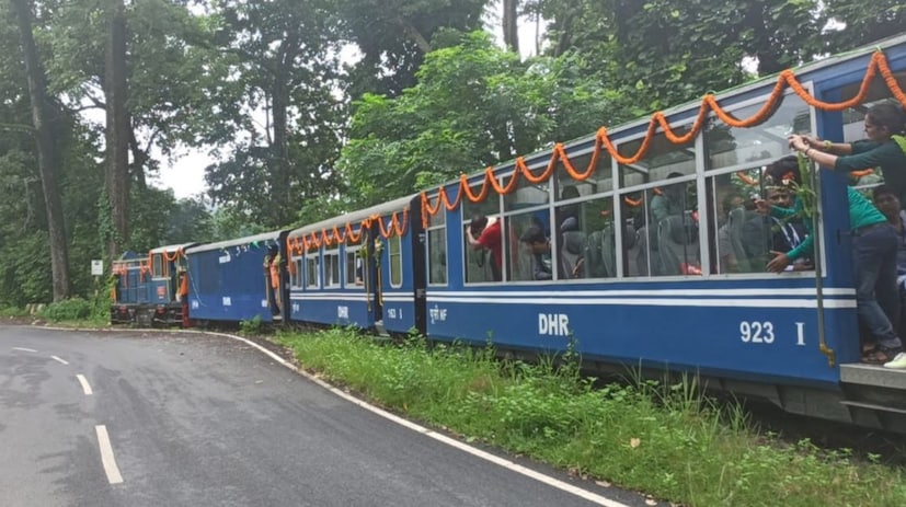 ঘুম প্ল্যাটফর্মের ঠিক বিপরীতে, যাদুঘর প্রাঙ্গনে প্রবেশের গেট রয়েছে। গেট দিয়ে ঢুকতেই চারপাশে ছোট্ট বাগান এবং বসার জায়গা এর ঠিক ডানদিকে রয়েছে দার্জিলিং হিমালয়ান রেলওয়ের সবচেয়ে পুরানো ট্রেনের ইঞ্জিন, যা ১৮৮১ সালে পর্বতমালার মধ্য দিয়ে প্রথম রেল সংযোগ প্রদান করে। এটিই এই জাদুঘরের বিশেষ আকর্ষণ। এই মিউজিয়ামের ভেতরে প্রবেশ করলেই ফিরে যাবেন পুরনো সেই দিনগুলিতে।