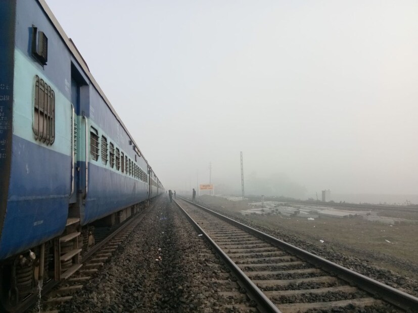 হাওড়া রাজধানী ৫ ঘণ্টা শিয়ালদহ রাজধানী ৬ ঘণ্টা। ঘন কুয়াশার জেরে লেট হয়ে গেল একাধিক ট্রেন। রেল সূত্রে খবর উত্তর ভারত থেকে হাওড়াগামী ট্রেনগুলিতেই বেশি দেরি হচ্ছে। আবহাওয়ার সতর্কতা ছিল আগেই। ভোর হতেই ভয়ঙ্কর বিপর্যস্ত জনজীবন। উড়ল না বিমান, ছাড়ল না ট্রেন। রাস্তায় গাড়িও চলছে ধীর গতিতে।