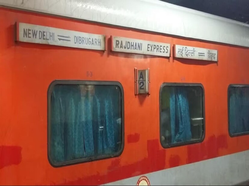 একাধিক ট্রেনের সময় ঘণ্টার পর ঘণ্টা পিছিয়ে গেল। তালিকায় রয়েছে বেশ কিছু দূরপাল্লার ট্রেন। ডাউন যোধপুর এক্সপ্রেস ৯ ঘণ্টা, ডাউন রাজধানী এক্সপ্রেস ৫ ঘণ্টা, ডাউন দুন এক্সপ্রেস আড়াই ঘণ্টা, ডাউন কালকা মেল ৫ ঘণ্টা, চম্বল এক্সপ্রেস ৪ ঘণ্টা এবং ডাউন নিউ দিল্লি হাওড়া দুরন্ত এক্সপ্রেস ১২ ঘন্টা দেরিতে চলছে।