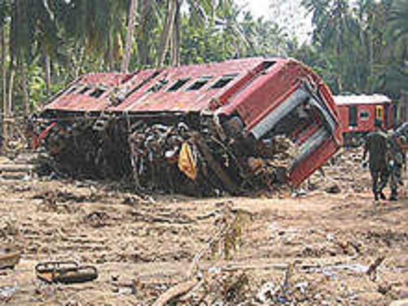 ওই ট্রেনে থাকা প্রায় ১৭০০ যাত্রী প্রাণ হারান। সুনামির বিশাল ঢেউ এতটাই শক্তিশালী ছিল যে পুরো ট্রেনটি সাগরে ভেসে যায়। তেলওয়াট্টার কাছে পেরালিয়ায় অবস্থিত দক্ষিণ-পশ্চিম উপকূল রেল লাইনে ওই দুর্ঘটনা ঘটে। ট্রেনের আটটি বগি সম্পূর্ণ ক্ষতিগ্রস্ত হয়।