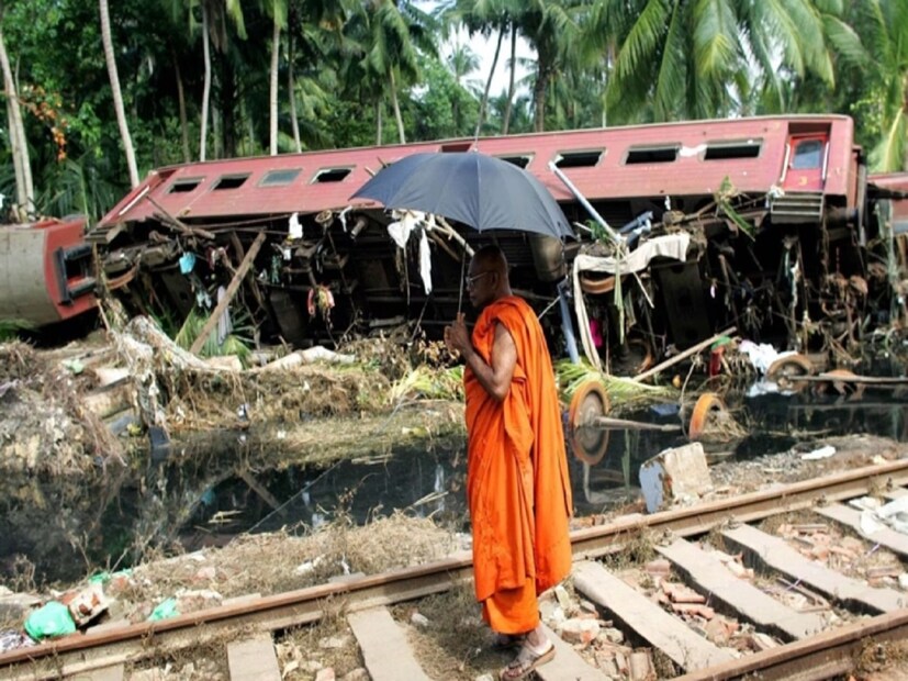 তেলওয়াট্টা সম্প্রদায়ের লক্ষাধিক মানুষ সুনামির প্রভাবে ক্ষতিগ্রস্থ হয়। তাদের বাড়িঘর সম্পূর্ণ ধ্বংস হয়ে যায়। পেরালিয়া গ্রামের কাছে এসে এক সময় ট্রেনটি সিগন্যালে থেমে যায়। সঙ্গে সঙ্গে ৬০ ফুট উঁচু হয়ে আসা সুনামির ঢেউ ঢুকে পড়ে ট্রেনের ভিতর। 