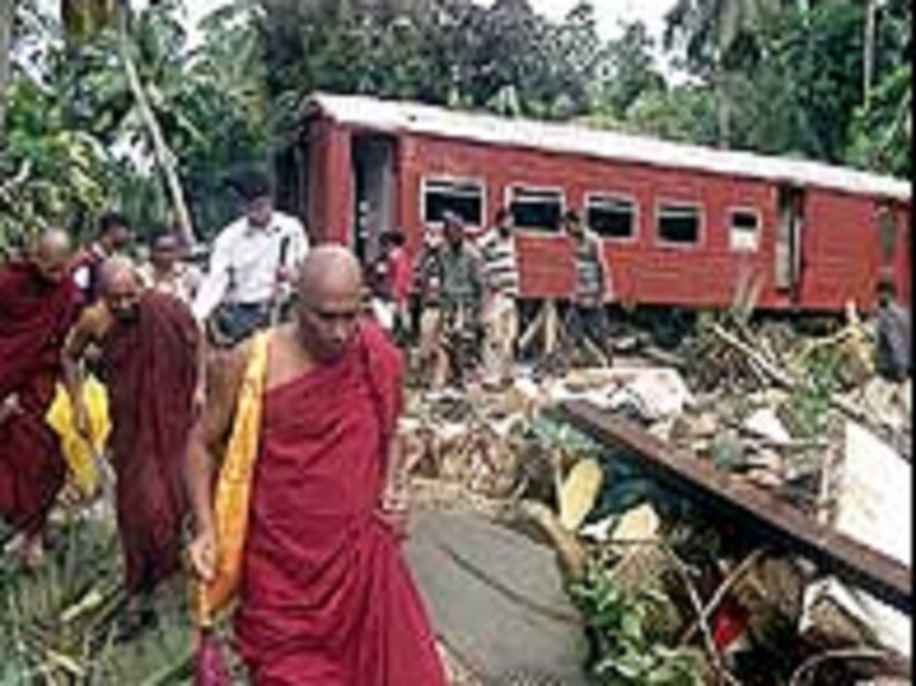 তারপর ট্রেনটিকে রেললাইন থেকে ছুড়ে ফেলে। ঢেউয়ের ধাক্কায় ট্রেনটি ঘুরতে থাকে। এই দুর্ঘটনার ফলে ১৭০০ জন প্রাণ হারান বলে অনুমান করা হয়েছিল। মাত্র ৭০০-৮০০ জন ছাড়া বাকিদের লাশও খুঁজে পাওয়া যায়নি।