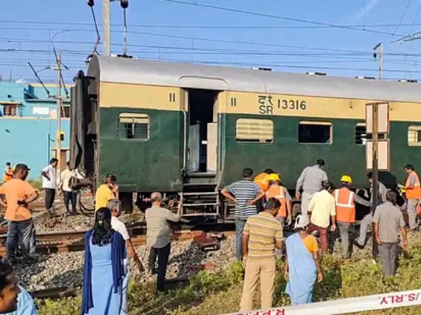 ট্রেন নং ৬৬০৫৭, আরাক্কোনাম-কাটপাড়ি মেমু প্যাসেঞ্জার থেকে হঠাৎ বিকট শব্দ শুনতে পান ট্রেনের চালক এবং যাত্রীরা। সঙ্গে সঙ্গে ট্রেন থামিয়ে দেন চালক। Representative Image
