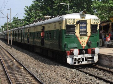 Rail Blockade: দেউলটিতে রেল অবরোধ, দাঁড়িয়ে একাধিক দূরপাল্লায় ট্রেন! ভোগান্তি যাত্রীদের