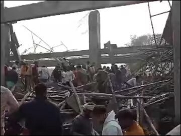 বহু মানুষের আটকে থাকার আশঙ্কা। ছবি- পিটিআই