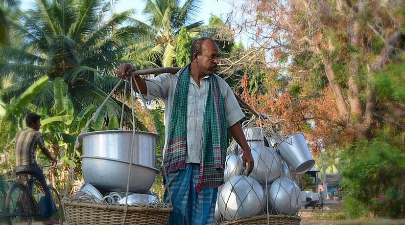 আপনি প্রায়শই শুনে থাকবেন পথ চলতি অনেক হকাররাই পুরোনো বাসনের পরিবর্তে নতুন বাসন বিক্র্রি করে থাকে। রাজস্থানের ঝুনঝুনুর গ্রামীণ এলাকায় এমনই কেনাবেচার নামে দুই মহিলাকে প্রায়ই এলাকায় ঘুরতে দেখা যেত।