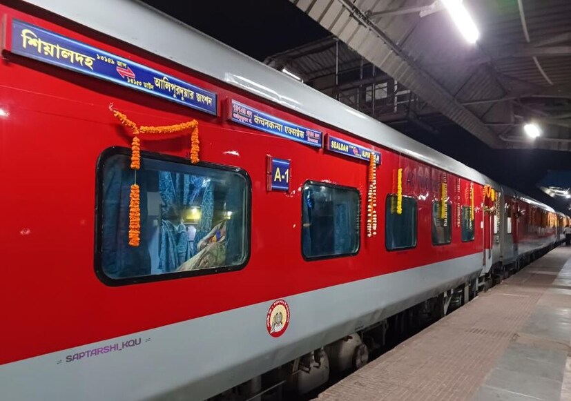উত্তরবঙ্গ থেকে কাঞ্চনকন্যা এক্সপ্রেস ট্রেনের মত দূরপাল্লার ট্রেনের কোচ বৃদ্ধি করা হয়েছে। কোনও ট্রেনের এসি আবার কোনও ট্রেনের স্লিপার কোচ বাড়ানো হয়েছে।