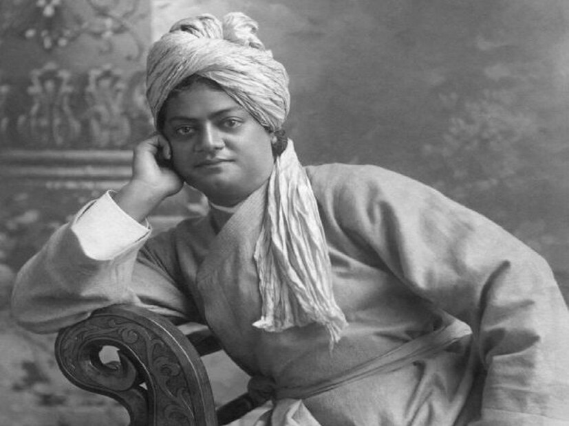 বিখ্যাত ফরাসি লেখক রোমেন রোল্যান্ডও তাঁর বই 'দ্য লাইফ অফ বিবেকানন্দ অ্যান্ড দ্য ইউনিভার্সাল গসপেল'-এ এই বিষয়টি উল্লেখ করেছেন যে ১৮৯১ সালে শিকাগোতে অনুষ্ঠিত বিশ্ব ধর্ম সংসদে যাওয়ার জন্য স্বামীজি শুধুমাত্র রাজার পরামর্শে এই নামটি গ্রহণ করেছিলেন।