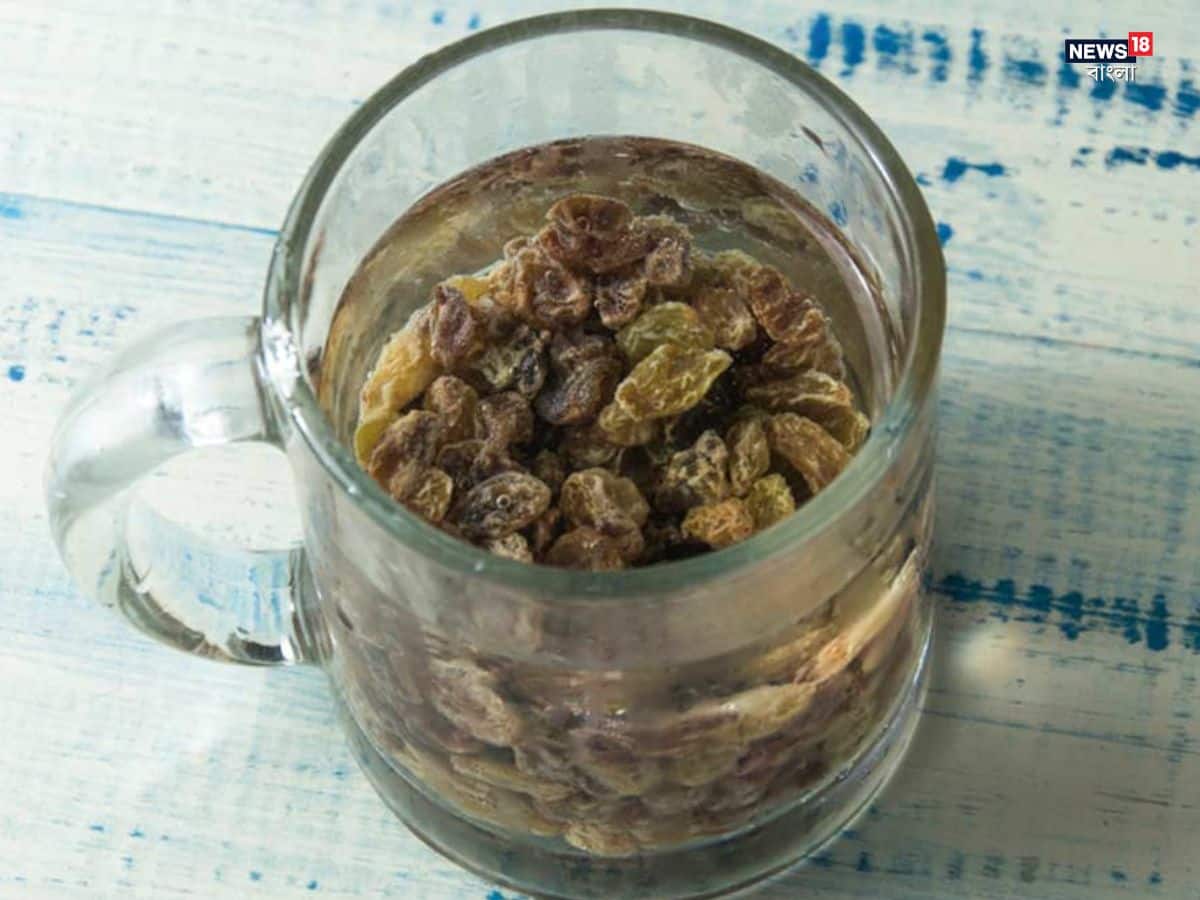 শীতে ত্বকের সৌন্দর্য বাড়াতে কিসমিসের রস খাওয়া যেতে পারে। এতে রয়েছে সোডিয়াম, পটাসিয়াম, কার্বোহাইড্রেট। পাশাপাশি এটি ফাইবার, ভিটামিন সি ছাড়াও অ্যান্টিঅক্সিডেন্টে ভরপুর। ফলে, ত্বকে আলো ফুটবেই, রোদ না উঠলেও!