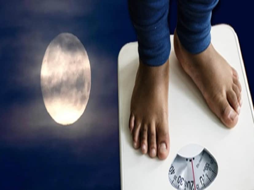 ওজন কমানোর (Weight Loss) জন্য মানুষ কত কীই না করে। গুচ্ছের ব্যায়াম, ডায়েট- তবু অনেকেই নিজের ওজন নিয়ে প্রায় কেউই খুশি হতে পারেন না। একচুল ওজনও যদি কোনওভাবে কমানো যায়, তাহলেই যেন মনের আরাম, প্রাণের তৃপ্তি। কিন্তু প্রাকৃতিক উপায়েই প্রতিদিন একটি নির্দিষ্ট সময়ে আপনার ওজন বেশ খানিকটা কমে যায়, জানেন কখন এমন হয়? 