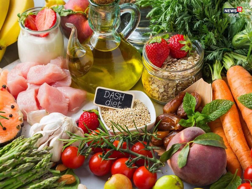 Dash Diet এর অর্থ হল 'হাইপারটেনশন বন্ধ করার জন্য ডায়েটারি অ্যাপ্রোচ।' এই খাদ্যটি মূলত উচ্চ রক্তচাপ নিয়ন্ত্রণের জন্য ডিজাইন করা হয়েছে, তবে ওজন কমাতেও সহায়ক। এর মধ্যে কম লবণ, তাজা ফল, শাকসবজি এবং কম চর্বিযুক্ত দুগ্ধজাত পণ্য রয়েছে।