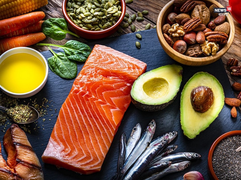 Mediterranean Diet বিশ্বের অন্যতম স্বাস্থ্যকর খাদ্য হিসাবে বিবেচিত হয়। এই ডায়েটে তাজা ফল, শাকসবজি, বাদাম, ওলিভ ওয়েল এবং মাছের মতো খাবারের উপর জোর দেওয়া হয়। এতে রেড মিট ও প্রক্রিয়াজাত খাবার থেকে দূরত্ব বজায় রাখা হয়। ওজন কমানোর পাশাপাশি এই ডায়েট হার্টের স্বাস্থ্যেরও উন্নতি করে।
