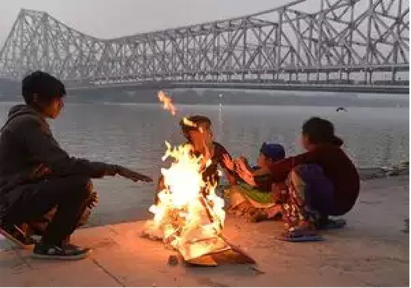 কলকাতার তাপমান : রবিবার সকালে সর্বনিম্ন তাপমাত্রা ১৬.২ ডিগ্রি সেলসিয়াস। যা স্বাভাবিক তাপমাত্রার থেকে ২ ডিগ্রি সেলসিয়াস বেশি। গতকাল বিকেলে দিনের সর্বোচ্চ তাপমাত্রা ছিল ২৩.৪ ডিগ্রি সেলসিয়াস। যা স্বাভাবিক তাপমাত্রার থেকে ১.৭ ডিগ্রি সেলসিয়াস কম। বাতাসে জলীয় বাষ্পের পরিমাণ বা আপেক্ষিক আর্দ্রতা ৬৬ থেকে ৯১ শতাংশ। আগামী ২৪ ঘণ্টায় শহরের তাপমাত্রা থাকবে ১৬ ডিগ্রি থেকে ২৫ ডিগ্রি সেলসিয়াসের মধ্যে। 