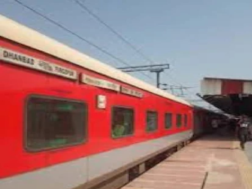  **লখনউ-বারানসী এক্সপ্রেস**: লখনউ থেকে সকাল ৭:০০-এ ছাড়বে এবং বারানসীতে পৌঁছাবে দুপুর ১:৩০-এ।  - **কলকাতা-পাটনা ইন্টারসিটি**: কলকাতা থেকে ভোর ৫:০০-এ ছাড়বে এবং পাটনায় পৌঁছাবে দুপুর ২:০০-এ।  
- **আহমেদাবাদ-সুরাত ফাস্ট**: আহমেদাবাদ থেকে সকাল ৭:০০-এ ছাড়বে এবং সুরাতে পৌঁছাবে দুপুর ১২:৩০-এ।  