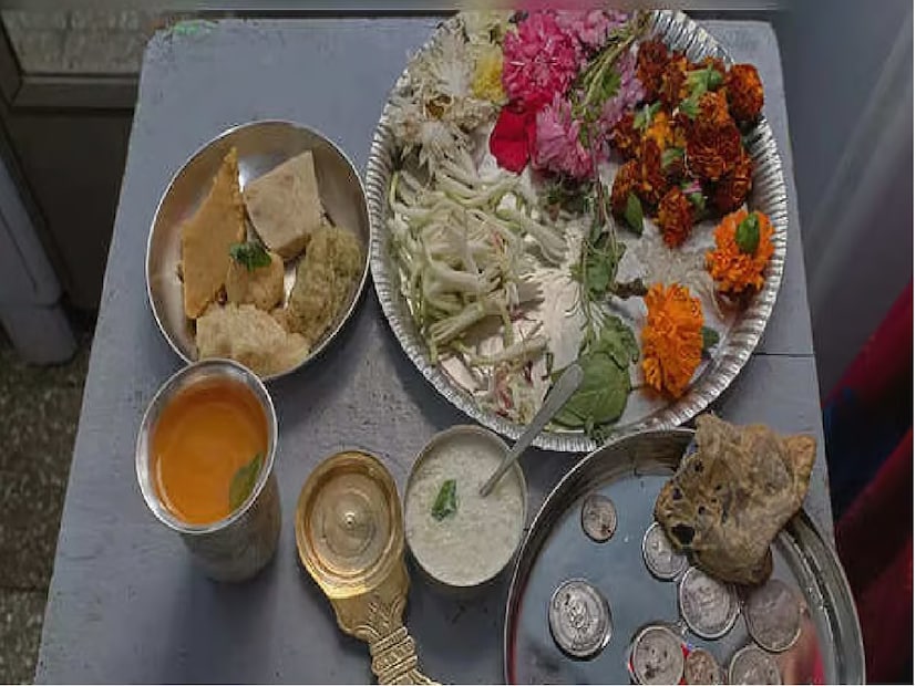 মূলত মরশুমি সবজি একসঙ্গে রেঁধে খাওয়াই হল গোটা সেদ্ধ। কোনও সবজি না কেটেই হাঁড়িতে দিতে হয়, তাই তা গোটা সেদ্ধ নামেই পরিচিত৷ শীত বিদায় নিচ্ছে। আসছে বসন্ত। এই সময়ে শরীরের পক্ষেও গোটা সেদ্ধ ভাল।