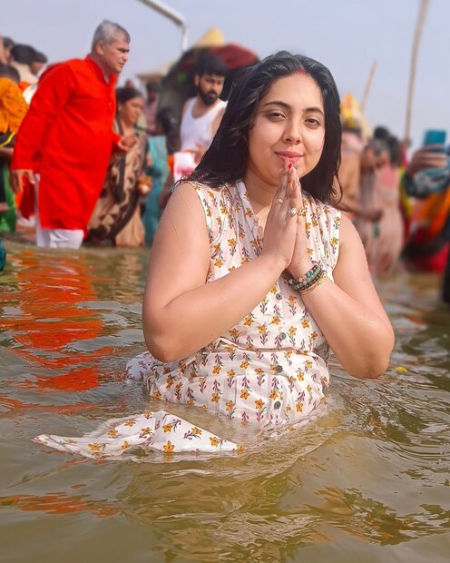 সম্প্রতি কাঞ্চন ও শ্রীময়ীকে দেখা গেল মহাকুম্ভে স্নান করতে! কোটি কোটি ভক্তের সঙ্গে তাঁরাও নামলেন স্নানে!photo source Instagram 