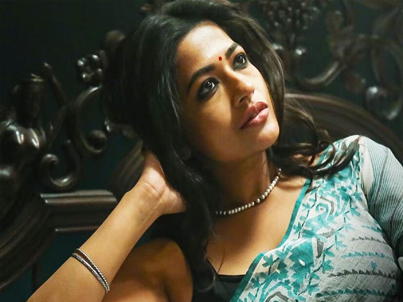 বাংলাদেশে তিনি ফিরতে পারেন না। তাঁর ফেরার সমস্ত পথ বন্ধ। কিন্তু ওপার বাংলায় কী ঘটছে প্রতিটি দিকে তাঁর কড়া নজর। সমস্ত বিষয়ে আপডেট দেন সোশ্যাল মিডিয়ায়। জানান নিজের মতামত। 