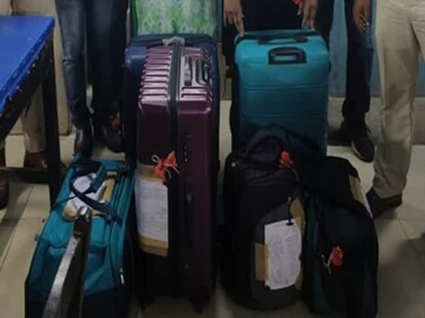 হাওড়া স্টেশনে উদ্ধার প্রায় তিন কোটি টাকার মধ্যে রয়েছে আমেরিকান ডলার, সৌদি কারেন্সি, সিঙ্গাপুরি ডলার। 