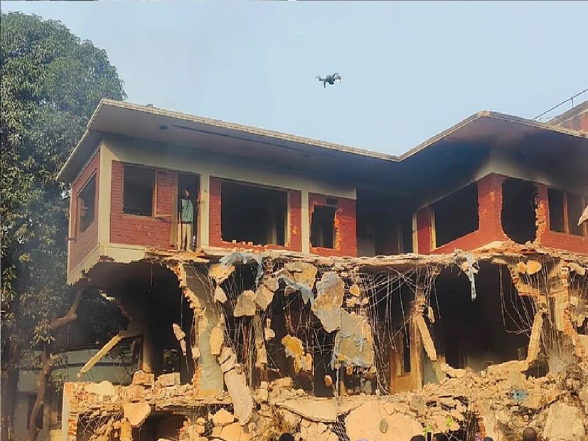 ভেঙে গুড়িয়ে আগুন লাগিয়ে দেওয়া হয়।  সকাল সাড়ে সাতটার দিকে ভারী যন্ত্র দিয়ে বাড়িটি ভাঙতে দেখা গেছে। বাড়ির সামনের অংশে তিনতলা পর্যন্ত অনেকটাই গুঁড়িয়ে দেওয়া হয়েছে।