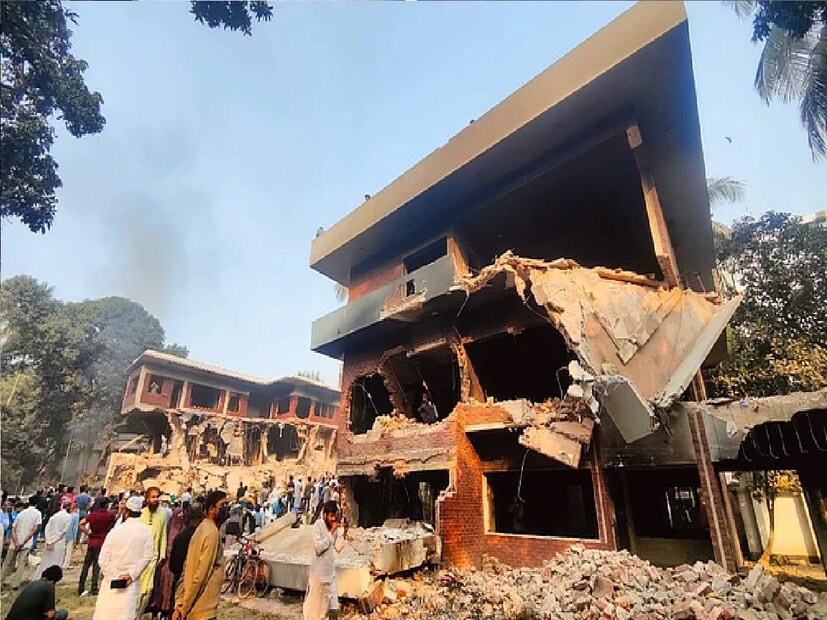 তসলিমার দাবি, 'এক আকাটা হিন্দুর নির্দেশে হাজার হাজার কাটা হিজবুতি হাতুড়ি শাবল আর বুলডোজার  নিয়ে দৌড়োলো, স্বাধীনতাকামী বাঙালির তীর্থস্থান গুঁড়িয়ে দিয়ে  উড়িয়ে  দিল কালিমা-মাখা পতাকা। খুশিতে আত্মহারা পাকিস্তানী সেনারা, যে সেনারা তিরিশ লক্ষ বাঙালিকে হত্যা করেছিল একাত্তরে।  কাটা হিজবুতিদের বাংগানিস্তানে আকাটা হিন্দুটির কিন্তু  কোনও জায়গা হবে না।'