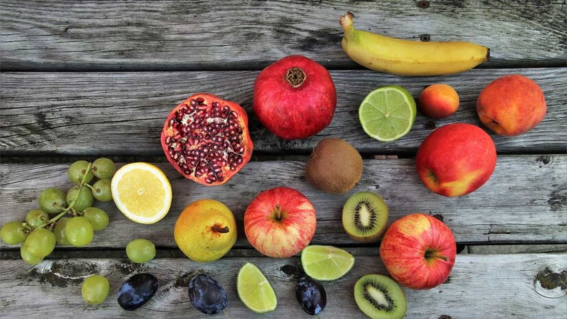 বেশ কিছু সবজি ও ফলে প্রচুর পরিমাণে ভিটামিন সি থাকে। প্রতিদিন পাতিলেবু বা আমলকি খেলে শরীর প্রচুর পরিমাণে ভিটামিন সি পায়। ব্রকোলি, ক্যাপসিকাম ও কাঁচা ও পাকা পেঁপেতেও প্রচুর পরিমাণে ভিটামিন সি রয়েছে।