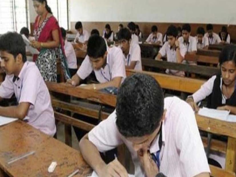 হাড়োয়া গ্রামীণ হাসপাতাল সূত্রে জানা যায়, মাধ্যমিক পরীক্ষার্থী আরফাজ মোল্লা গুরুতর আহত, অর্থাৎ তার অবস্থা সংকটজনক। খবর পেয়ে ঘটনাস্থলে ছুটে আসেন হাড়োয়া থানার পুলিশ। কিভাবে ঘটল এই দুর্ঘটনা জানতে ঘটনার পূর্ণাঙ্গ তদন্ত শুরু করেছে হাড়োয়া থানার পুলিশ। প্রতীকী ছবি