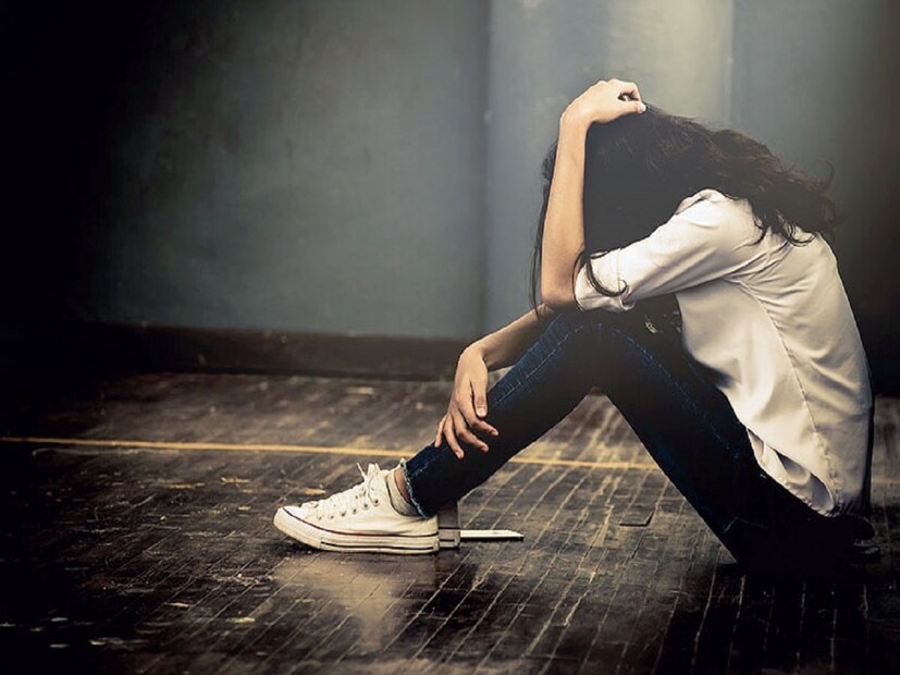 শরীরে ভিটামিন বি কমপ্লেক্সের ঘাটতি হলে ক্লান্তি লাগে। পুষ্টির অভাব দেখা দেয়, ফলে হঠাৎ করে ওজন কমে যেতে পারে। তা ছাড়া সারা শরীরে ব্যথা, পায়ে যখন-তখন ঝিঁ-ঝিঁ ধরে যাওয়া, মানসিক অবসাদের মতো সমস্যাও দেখা দেয়।