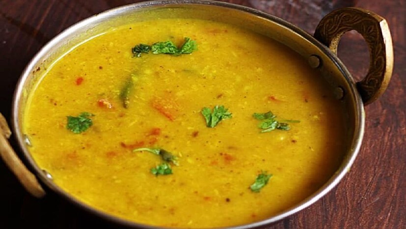 ডাল:ছোলার ডাল, গোটা মুগ ডাল এবং মুসুর ডাল আমাদের শরীরের জন্য খুবই উপকারী। প্রতিদিন এক থেকে দুই বাটি ডাল খেতে হবে। ভাতের পরিমাণ কমিয়ে দিন বরং মুসুর ডালের পরিমাণ বাড়ানো যেতে পারে।