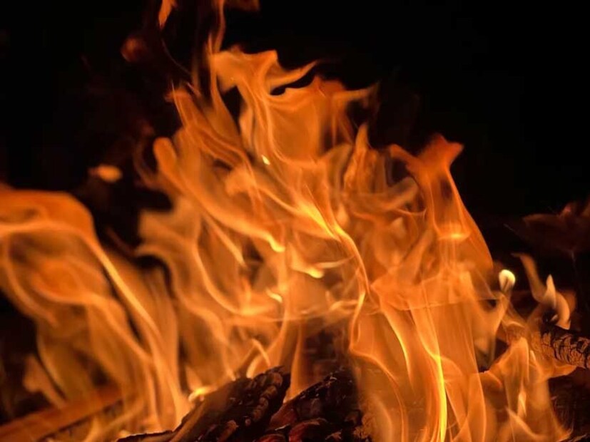 তারপর, কারখানার গা ঘেঁষা বসতির মানুষ আগুন দেখে হাজির হয় সেখানে। কিছুক্ষণের মধ্যে দমকল এসে যুদ্ধকালীন পরিস্থিতিতে আগুন নেভানোর কাজ শুরু করে। সকলে আগুন নেভাতে ব্যস্ত, তখন থেকে বন্ধুকে তন্নতন্ন করে খোঁজার চেষ্টা চালাচ্ছে সুজয়। কারখানা চত্বরে খোঁজ না মেলায়। পার্শ্ববর্তী এলাকায় গিয়ে মানুষকে জিজ্ঞাসা করেও মেলেনি খোঁজ। ফোনেও যোগাযোগ করা সম্ভব হয়নি।