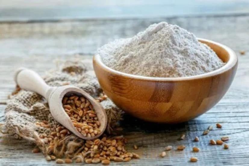 সাদা আটা: ময়দার আটার সঙ্গে ক্লোরিন গ্যাস মেশানো হয় যাতে এটি ব্লিচ হয়। এতে কার্বোহাইড্রেট বেশি থাকে। এর ফলে ক্যানসার হতে পারে। তাই, ব্লিচ না করা পণ্য ব্যবহার করুন।