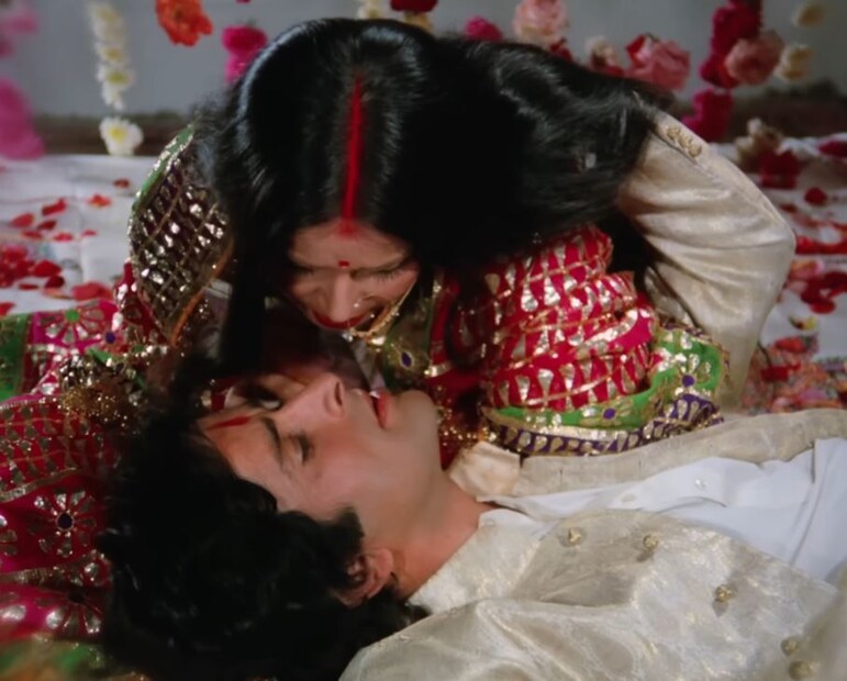 *'কভি কভি' ছবির ক্লাসিক গান 'কভি কভি মেরে দিল মে খেয়াল আতা হ্যায়'ও রাখি এবং শশী কাপুরের ফুলশয্যার ঘরে থাকা অবস্থায় চিত্রায়িত হয়েছিল। গানের প্রতিটি দৃশ্য এবং লাইনগুলি অত্যন্ত রোমান্টিক, তবুও এটি শ্রোতাদের চোখে জল এনে দেয়। এই অসাধারণ গানটি লিখেছেন সাহির লুধিয়ানভি। (ছবি সৌজন্যে: YouTube@Videograb)
