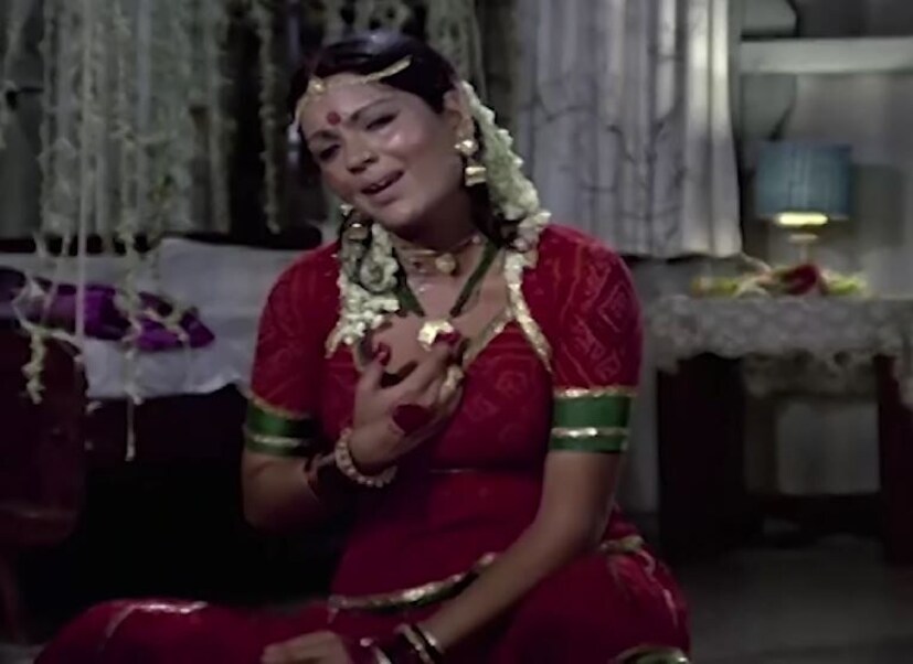 তিনি আর কেউ নন, তিনি হলেন 'দম মারো দম' গার্ল জিনাত আমান৷ অভিনয় জগতে আলোড়ন সৃষ্টি করেছিলেন, কিন্তু তার ব্যক্তিগত জীবন ছিল উত্থান-পতনে ভরা। বিশেষ করে মাজহার খানের সঙ্গে বিয়ের পর, তার জীবন নানা সমস্যায় ভরা ছিল। অভিনেত্রী এমনকি বলেছিলেন যে এই বিয়েটি তার জীবনের সবচেয়ে বড় ভুল ছিল।