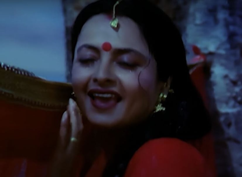 *রেখা এবং ফারুক শেখের উপর চিত্রায়িত চতুর্থ গান 'পহলি মিলন কি রাত', বিয়ের রাতের বিভিন্ন আবেগ প্রকাশ করে। এটি 'আব ইনসাফ হোগা' ছবির একটি জনপ্রিয় গান। (ছবি সৌজন্যে: YouTube@Videograb)