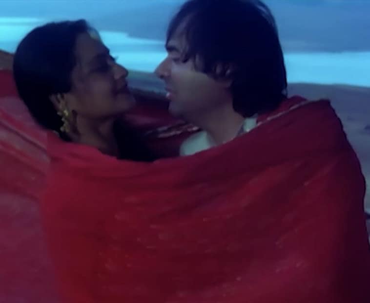 *'পাহলি মিলন কি রাত' গানটি অভিজিৎ ভট্টাচার্য এবং কবিতা কৃষ্ণমূর্তি সুন্দরভাবে গেয়েছিলেন। গানটির কথা লিখেছেন আনন্দ বক্সী। গানটিতে রেখার সঙ্গে ফারুক শেখের বিরল রসায়ন ফুটে উঠেছিল। (ছবি সৌজন্যে: YouTube@Videograb)
