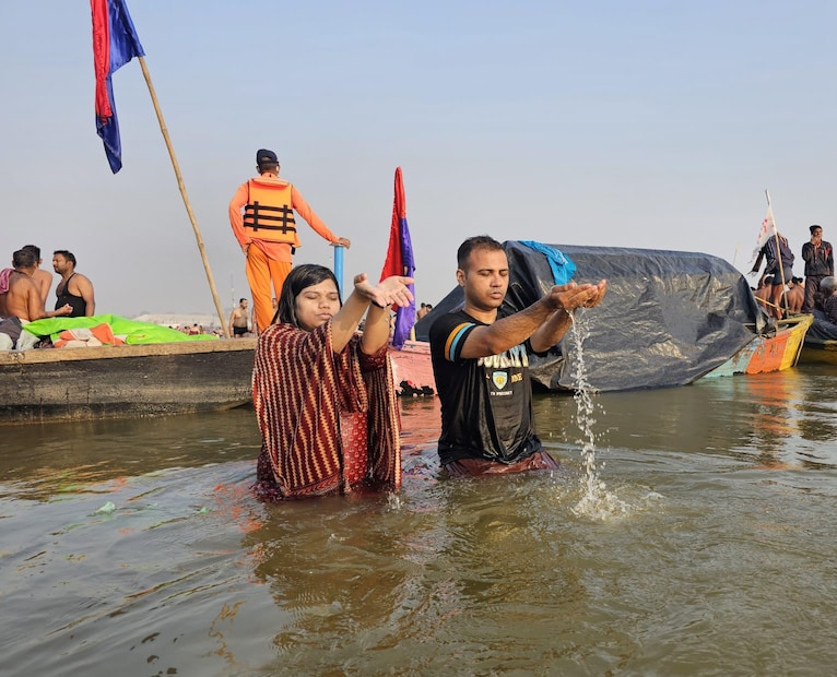 স্বর্ণ প্রভাত এবং তাঁর স্ত্রী প্রতিভা রানি কুম্ভ যাওয়া হোক বা উৎসবের সময় একে অপরের সাথে পুরো পরিবারের সাথে সময় কাটান।