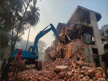 বাংলাদেশে বঙ্গবন্ধুর বাড়ি ধ্বংস করে চলছে চুরির পালা! কেউ নিচ্ছেন রড, কেউ ইট