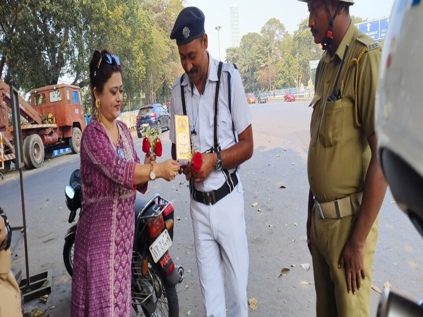 সমাজের মূল স্রোতে যারা আসতে পারেনি তারাই বিশেষ বন্ধু -অ্যাসিড সারভাইভার এবং তৃতীয় লিঙ্গদের নিয়ে কাজ করেন  সৃষ্টি ডান্স অ্যাকাডেমির কর্ণধার শিক্ষিকা ইন্দ্রানী গঙ্গোপাধ্যায়৷ সবে গেছে ভ্যালেন্টাইন্স ডে৷ পাশাপাশি ক্যালেন্ডারে এখন ফাল্গুন মাস ফলে কালটা হচ্ছে ভালবাসার৷