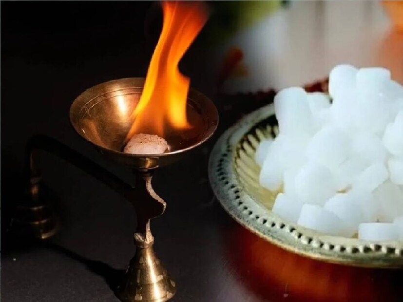 তেজপাতা পোড়ানোর ধোঁয়া খারাপ শক্তি দূর করে। তাছাড়া এর প্রভাব অশান্ত মনকে শান্ত করে। কর্পূর দিয়ে লবঙ্গ পোড়ানো বাস্তু মতে খুবই শুভ। এই পবিত্র ধোঁয়া অ্যান্টিসেপটিকও বটে। এই ধোঁয়ার প্রভাবে শরীরে রোগ প্রতিরোধ ক্ষমতা শক্তিশালী হয় বলে মনে করা হয়।