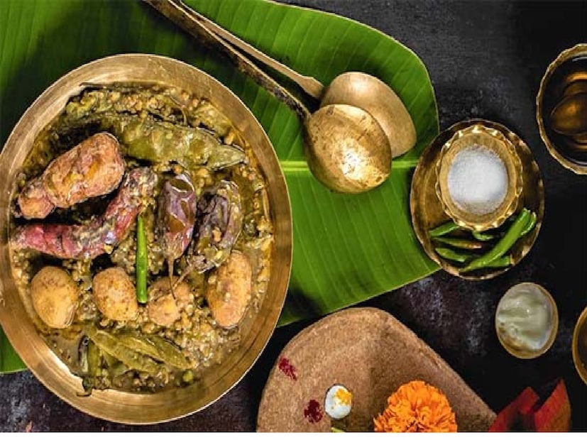 সরস্বতী পুজোর পরই শীতল ষষ্ঠী৷ সন্তানের মঙ্গল কামনায়, এদিন ব্রত পালন করেন মায়েরা। যারা এই ব্রত পালন করেন, তাদের বাড়িতে উনুন জ্বালানোর নিয়ম নেই। তাই আগের দিনই রান্না করা হয় গোটা সেদ্ধ। এই দিন বিভিন্ন রকমের সবজি একসঙ্গে সেদ্ধ করে খাওয়া হয়৷