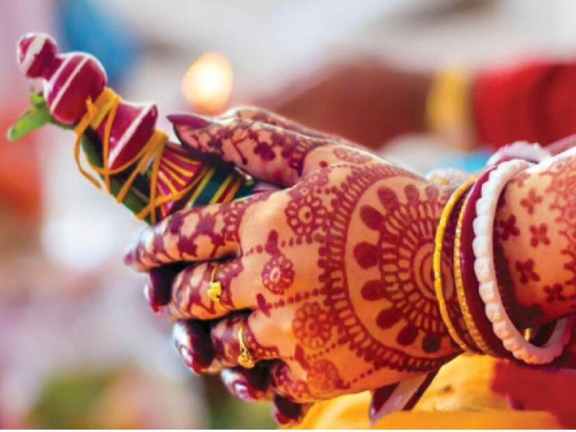 : কাটল না বিয়ের রাত, ভালবাসার এমন পরিণত দেখে হতবাক সকলে। বিয়ের রাতে রহস্য মৃত্যু স্বামীর, দেহ আগলে বসে রইলেন স্ত্রী! এদিন সকালে ঘটনার কথা প্রকাশ্যে আসতেই রীতিমতো চাঞ্চল্য সোদপুরের ঘোলায়। নববধূকে আটক করেছে পুলিশ। Photo- Representative
