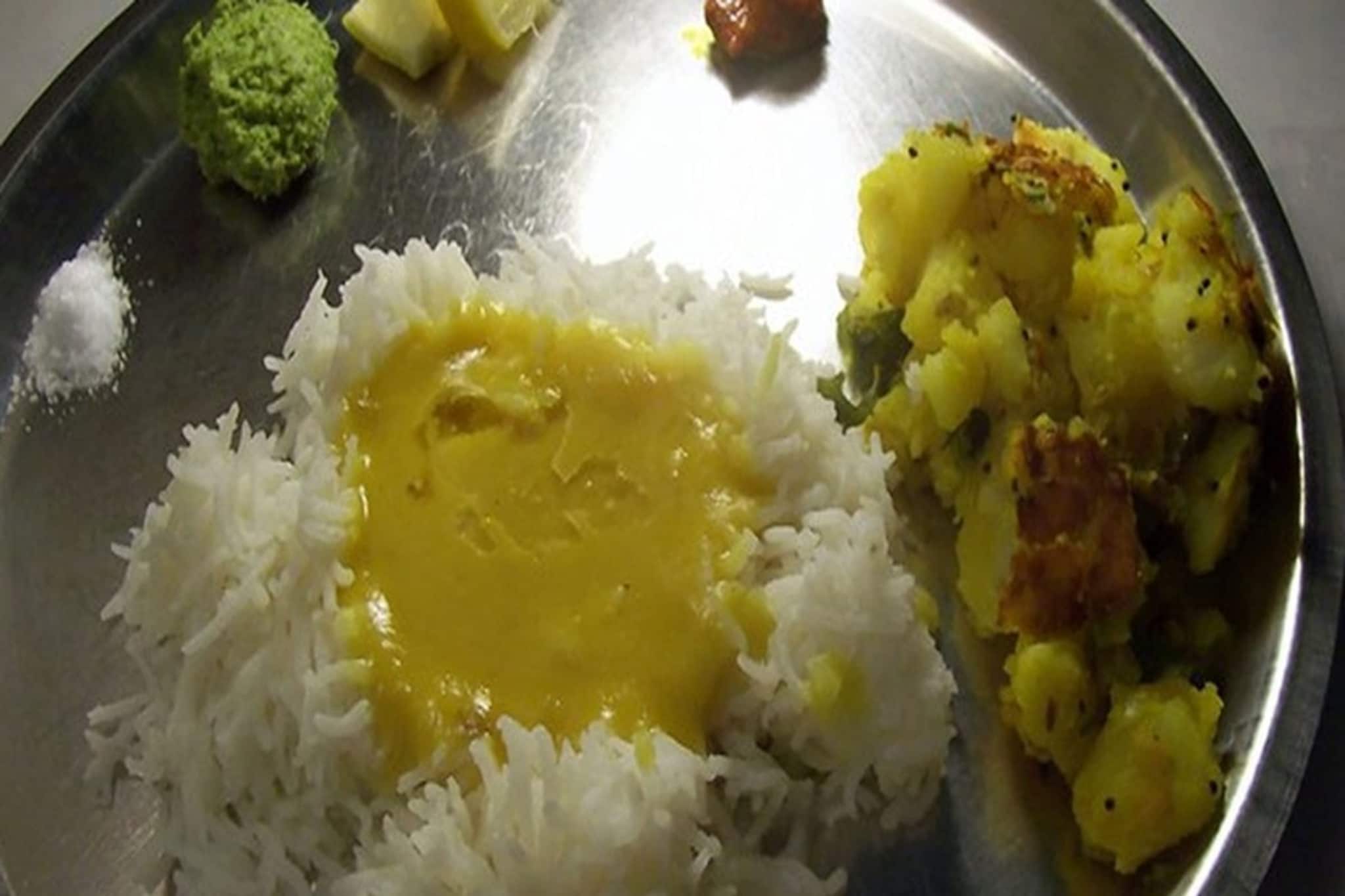 বাঙালির দুপুরের ভাতেও এবার থাবা, হু হু করে দাম বাড়ছে চালের, কালোবাজারিতে বাজার গরম